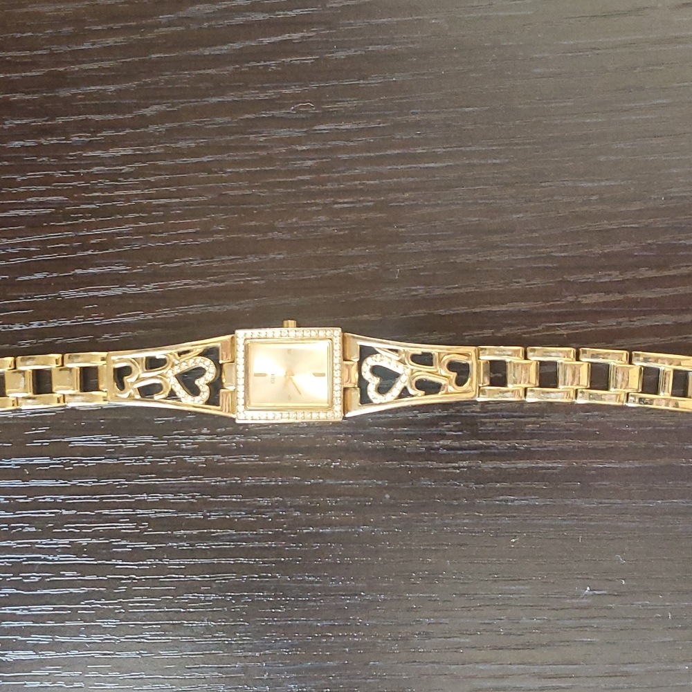 GUESS Women's U95081L1 Crystal Accented Heart Gold-Tone Bracelet Watch
